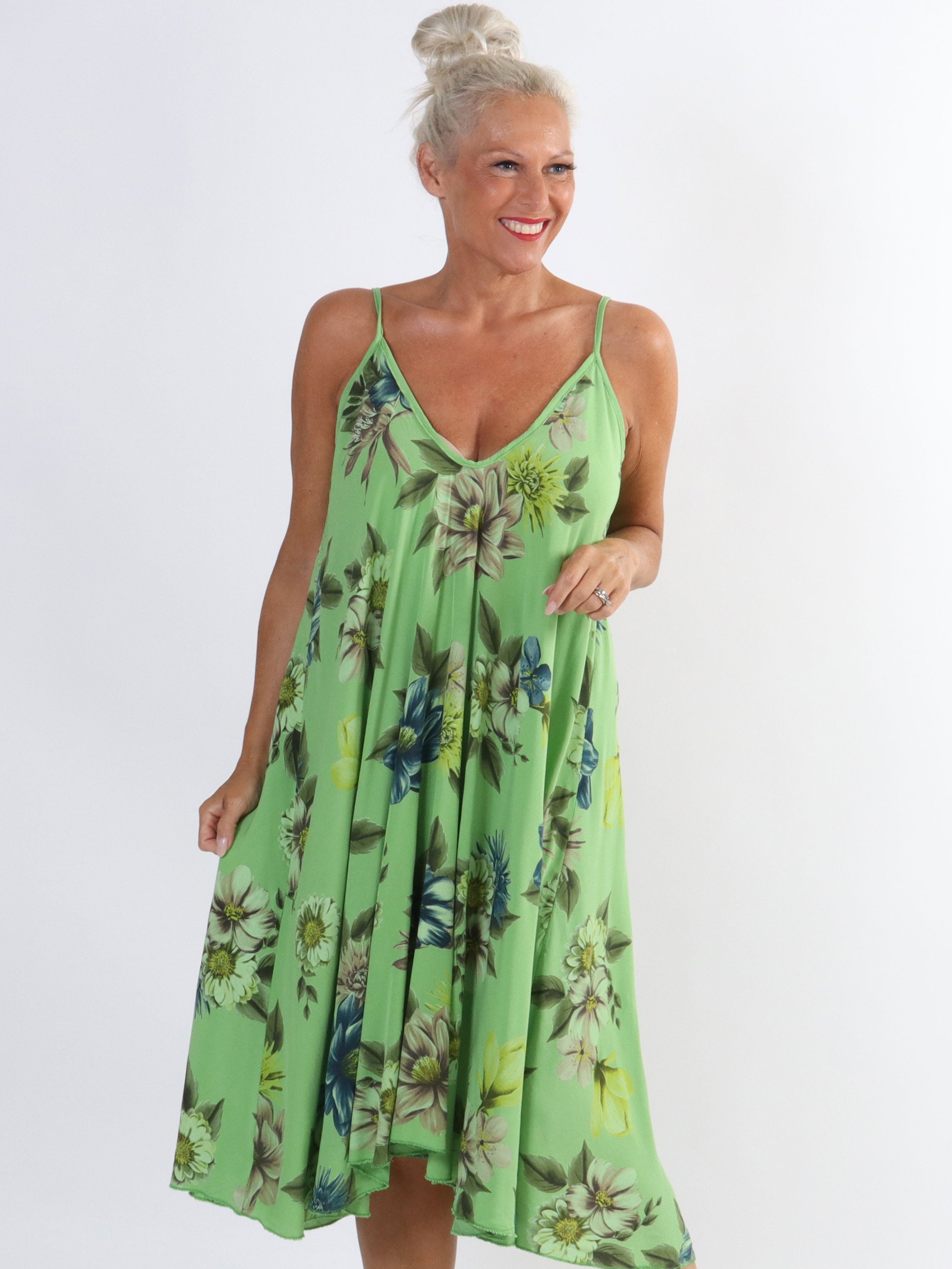 Maddie Flower - Sød plus size stropkjole med blomstermotiver